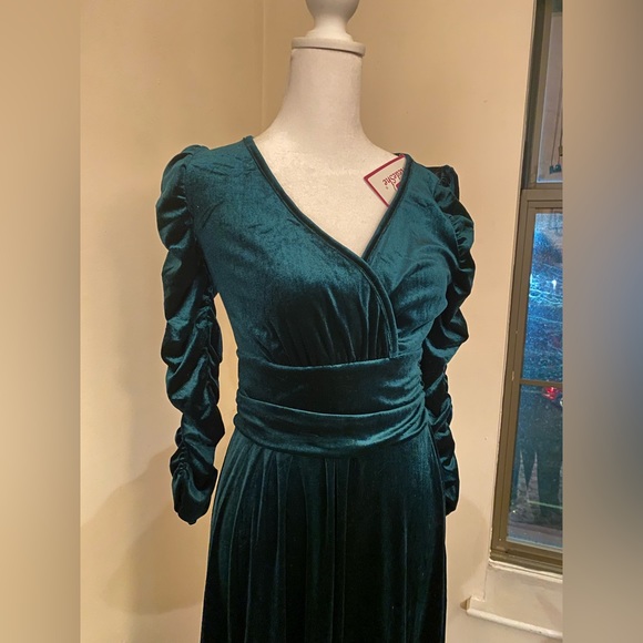NWT Dark Green Velvet Maxi Dress - Size Small (4/6) - Picture 3 of 9